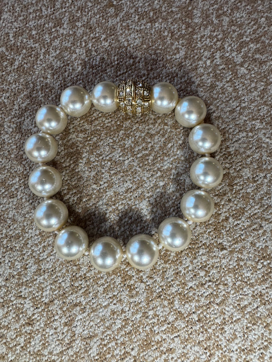 Vintage-Inspired Faux Pearl Stretch Bracelet with Gold Rhinestone Accent Bead