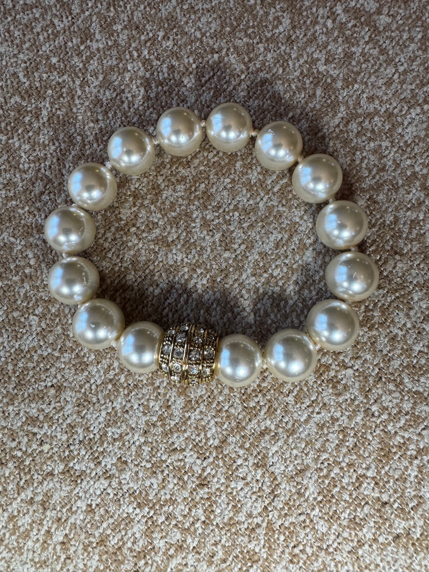 Vintage-Inspired Faux Pearl Stretch Bracelet with Gold Rhinestone Accent Bead