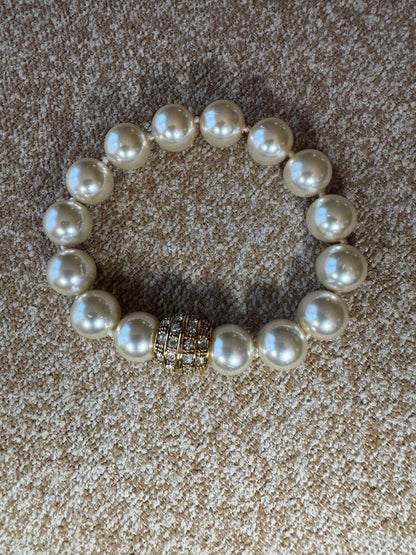 Vintage-Inspired Faux Pearl Stretch Bracelet with Gold Rhinestone Accent Bead
