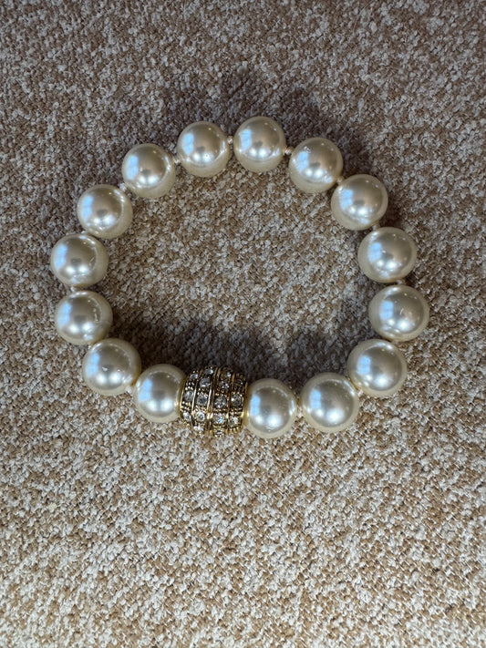 Vintage-Inspired Faux Pearl Stretch Bracelet with Gold Rhinestone Accent Bead