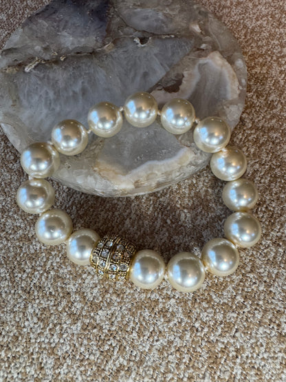 Vintage-Inspired Faux Pearl Stretch Bracelet with Gold Rhinestone Accent Bead