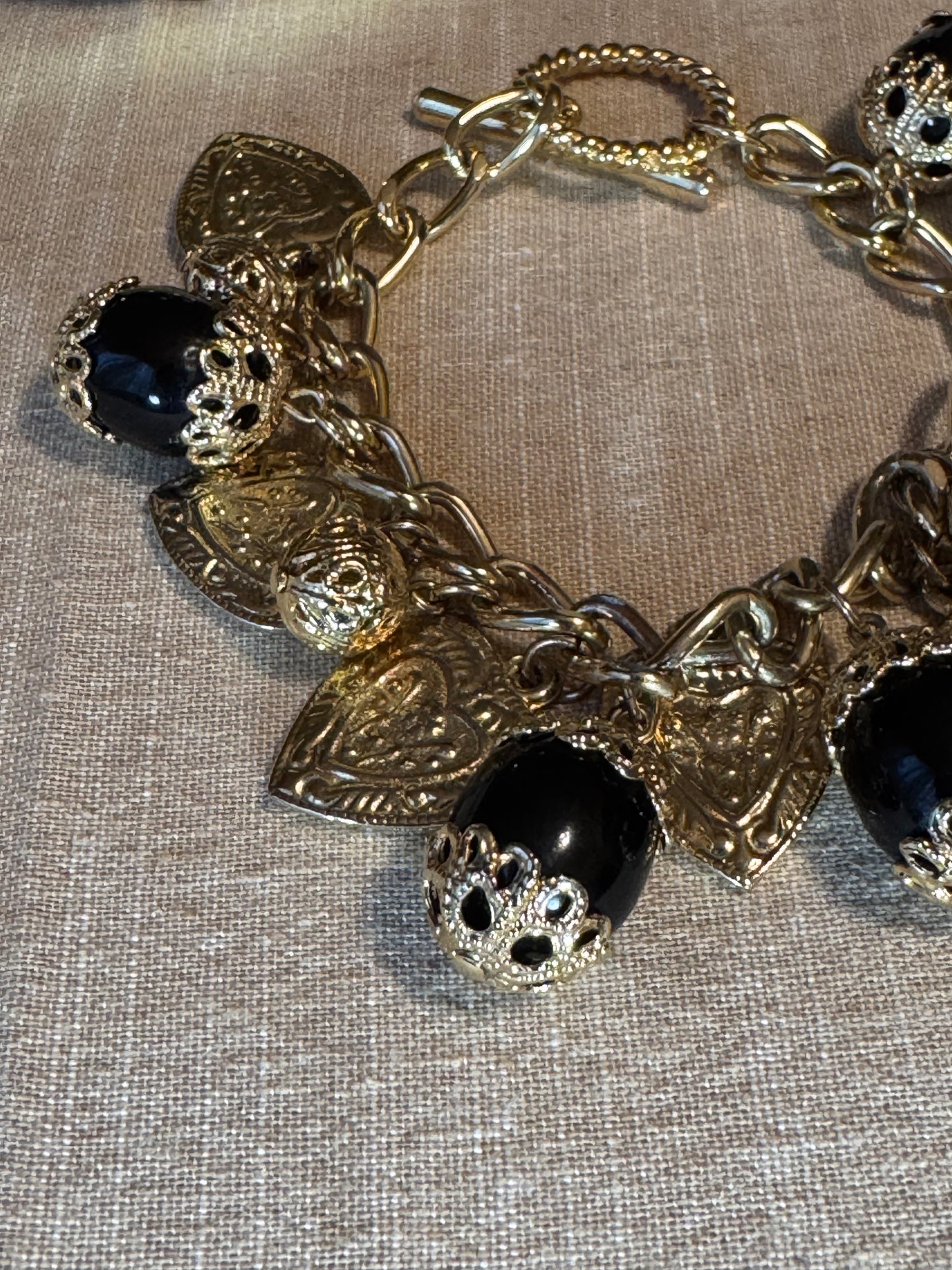 Vintage-Style Gold Tone Puffy Heart & Black Glass Charm Bracelet – Chunky Filigree Toggle
