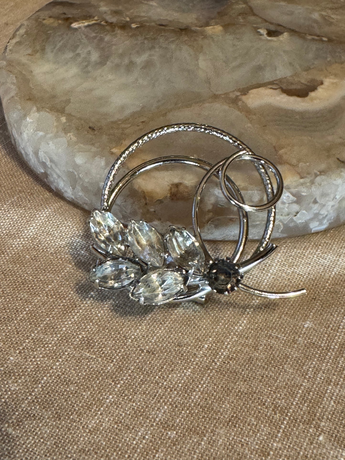 Vintage Silver-Tone Rhinestone Brooch – Leaf-Shaped Crystal Accents