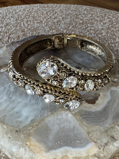 Serpentine Crystal & Gold‑Tone Hinged Bangle Bracelet — Vintage‑Inspired Statement Piece