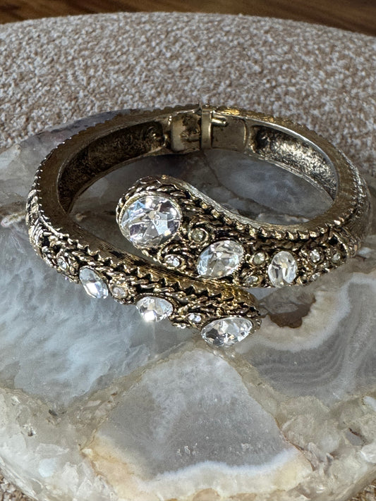 Serpentine Crystal & Gold‑Tone Hinged Bangle Bracelet — Vintage‑Inspired Statement Piece