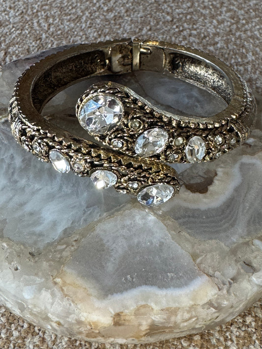 Serpentine Crystal & Gold‑Tone Hinged Bangle Bracelet — Vintage‑Inspired Statement Piece