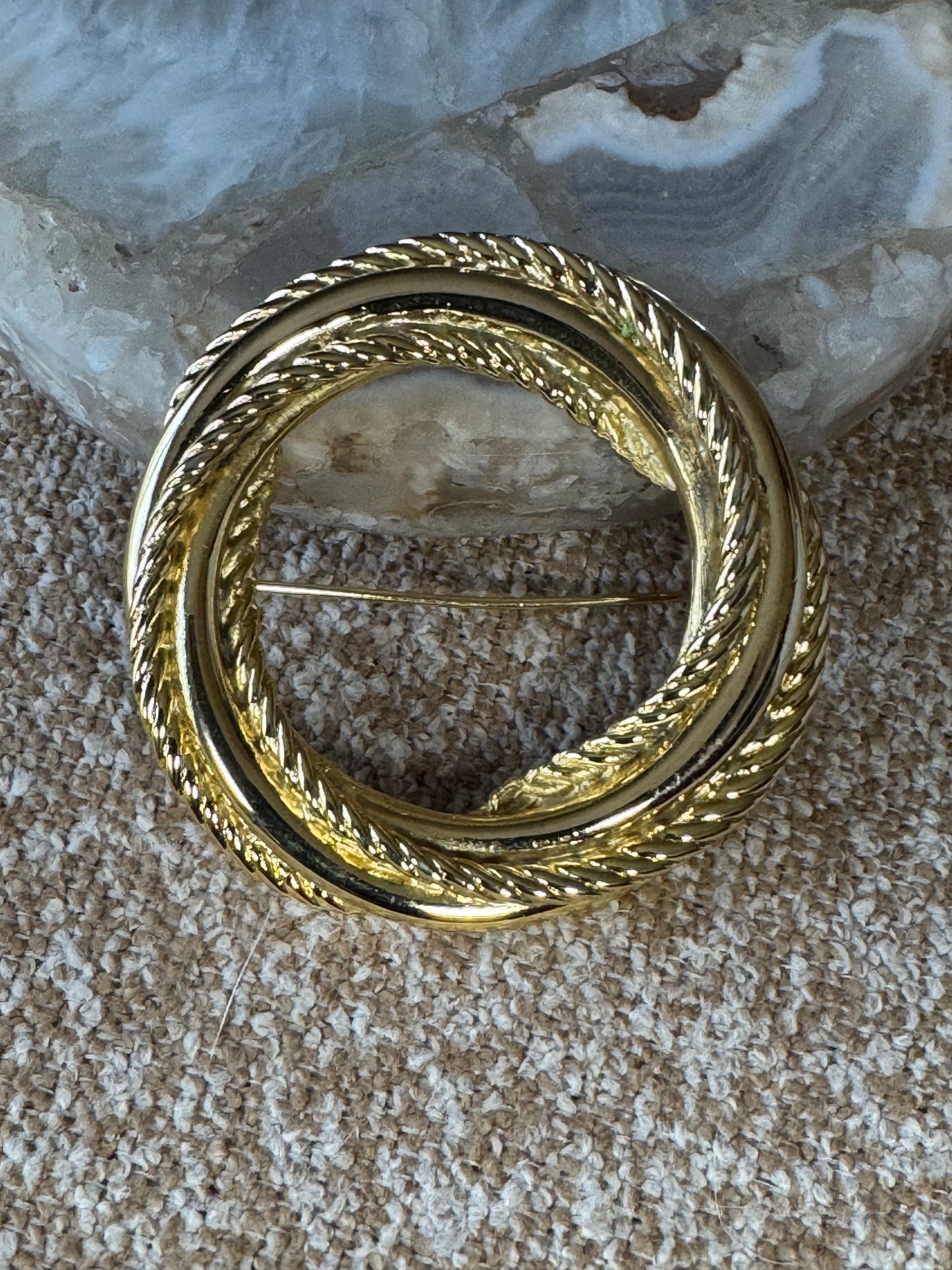 Vintage Gold-Tone Wreath Brooch — Timeless Circle Motif & Sculptural Rope Detail
