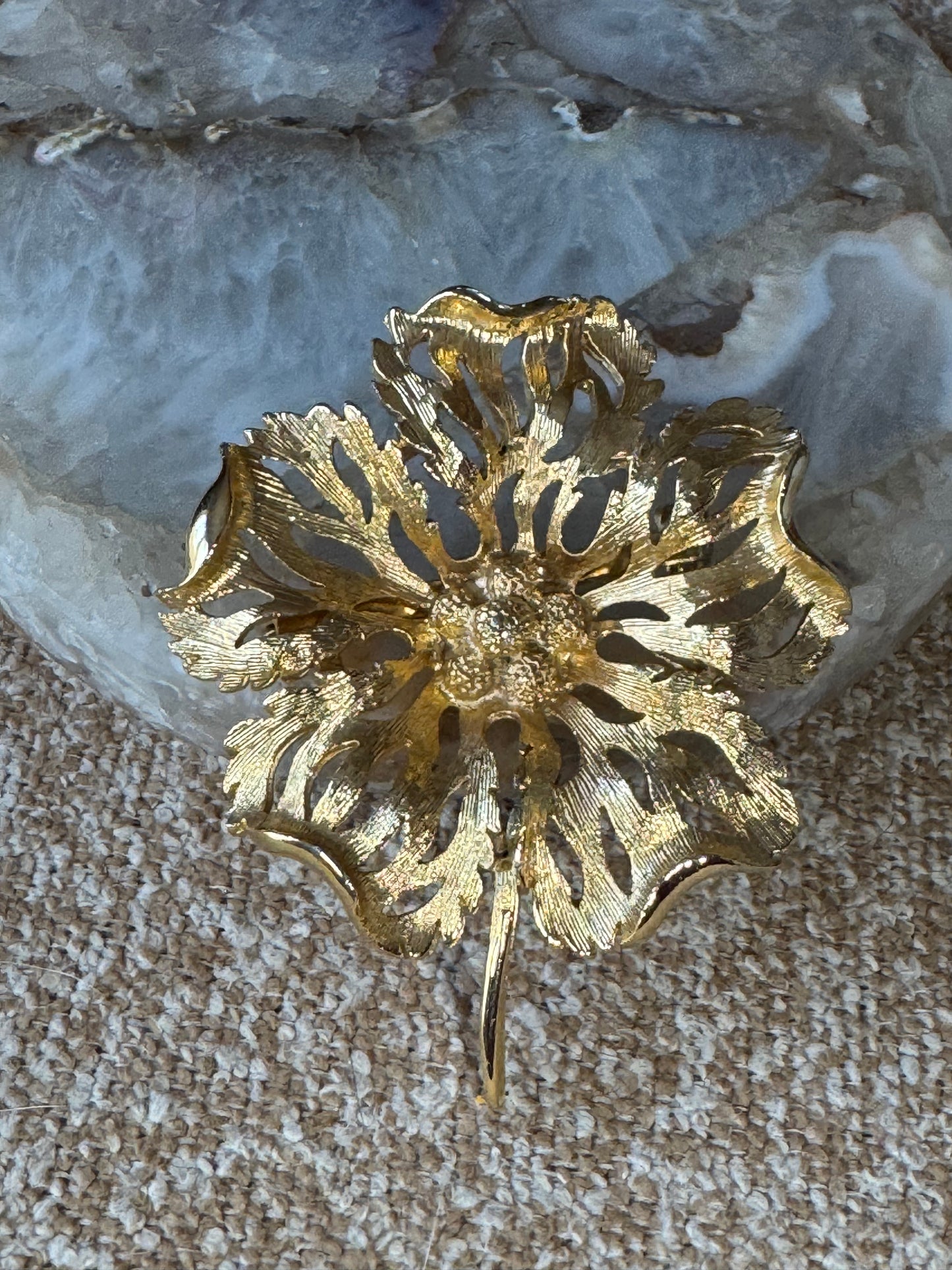 Elegant Vintage-Style Gold-Tone Floral Brooch — Intricate Filigree Detail & Timeless Appeal