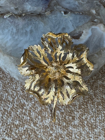 Elegant Vintage-Style Gold-Tone Floral Brooch — Intricate Filigree Detail & Timeless Appeal