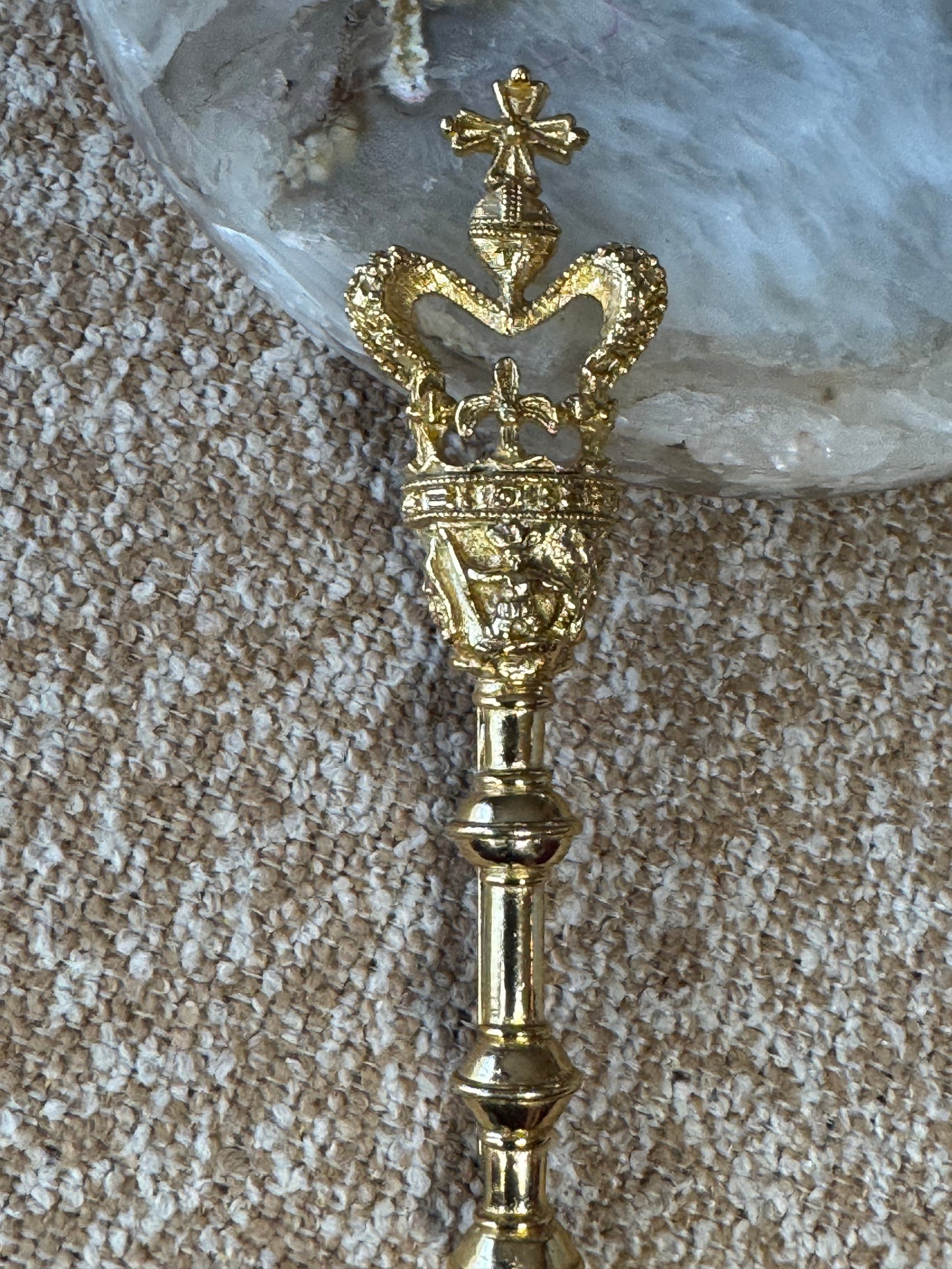 Vintage Royal Crown & Scepter Brooch – Gold-Tone Collectible Pin