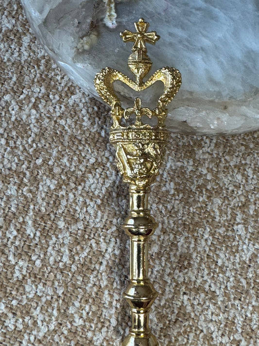 Vintage Royal Crown & Scepter Brooch – Gold-Tone Collectible Pin