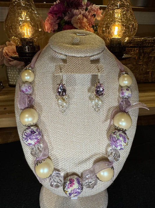 Mid-Century Style Lavender Floral Necklace – Faux Pearl & Ribbon Detail