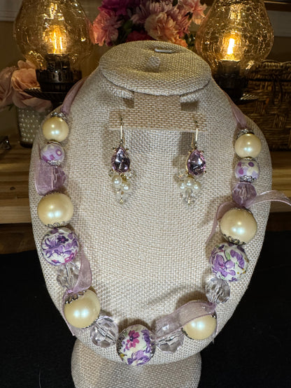 Mid-Century Style Lavender Floral Necklace – Faux Pearl & Ribbon Detail