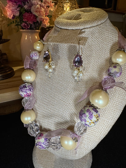 Mid-Century Style Lavender Floral Necklace – Faux Pearl & Ribbon Detail