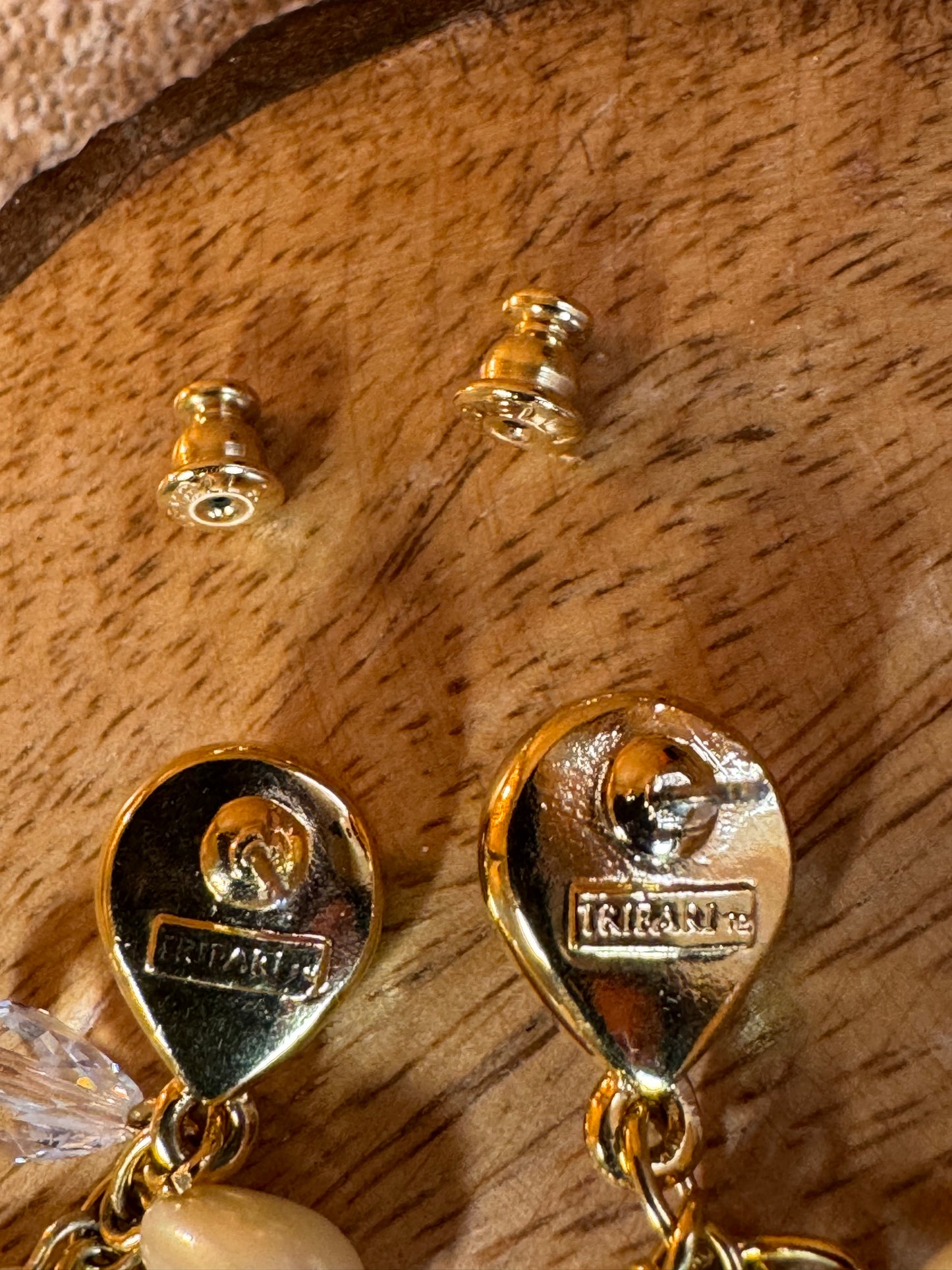 Signed Trifari 1980s Gold-Tone Faux Pearl & Crystal Dangle Clip-On Earrings – Vintage Statement