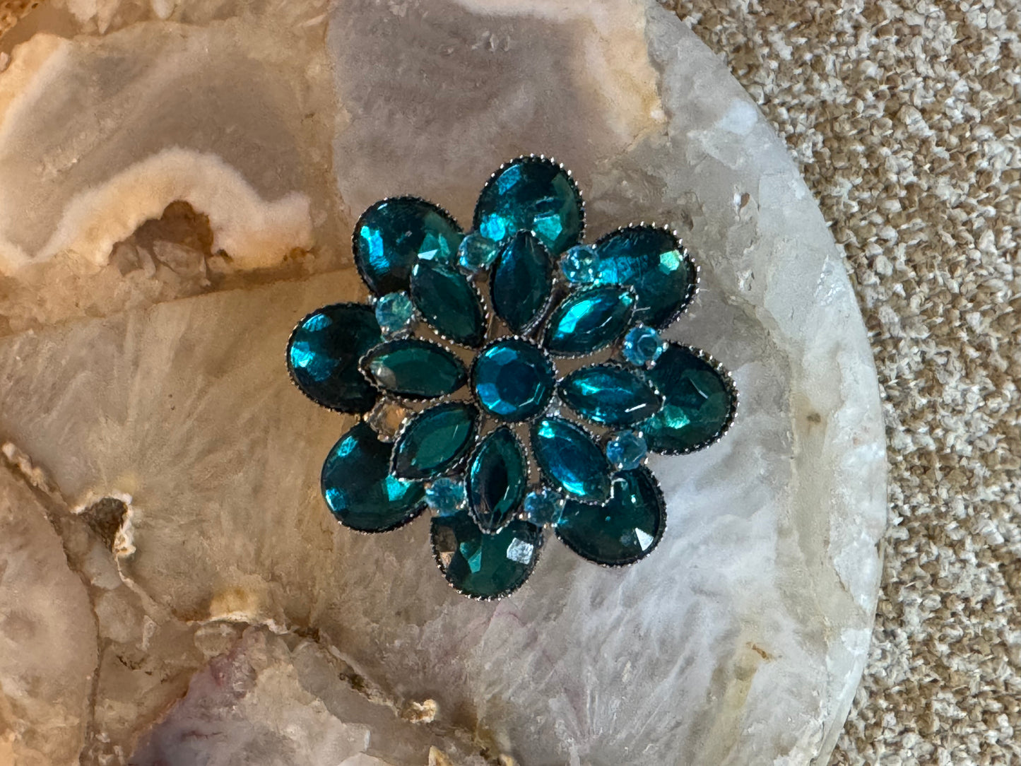 Vintage-Style Emerald & Teal Rhinestone Floral Brooch – Layered Marquise Design