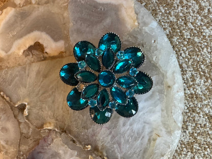 Vintage-Style Emerald & Teal Rhinestone Floral Brooch – Layered Marquise Design