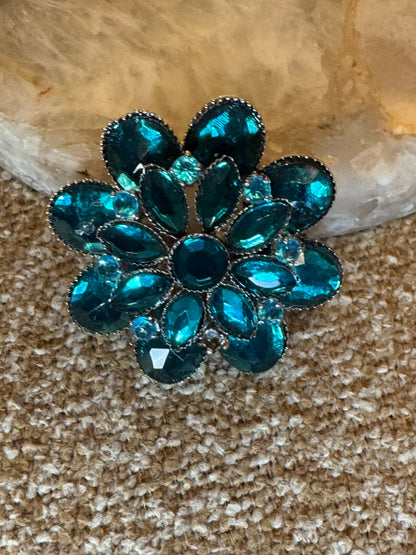 Vintage-Style Emerald & Teal Rhinestone Floral Brooch – Layered Marquise Design