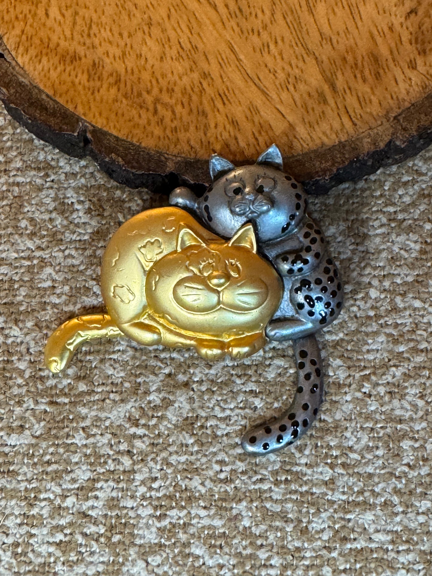Signed Vintage Danecraft Cuddling Cats Brooch – Two-Tone Articulated Tail Pin