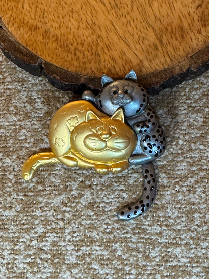 Signed Vintage Danecraft Cuddling Cats Brooch – Two-Tone Articulated Tail Pin