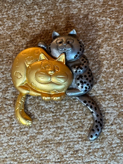 Signed Vintage Danecraft Cuddling Cats Brooch – Two-Tone Articulated Tail Pin
