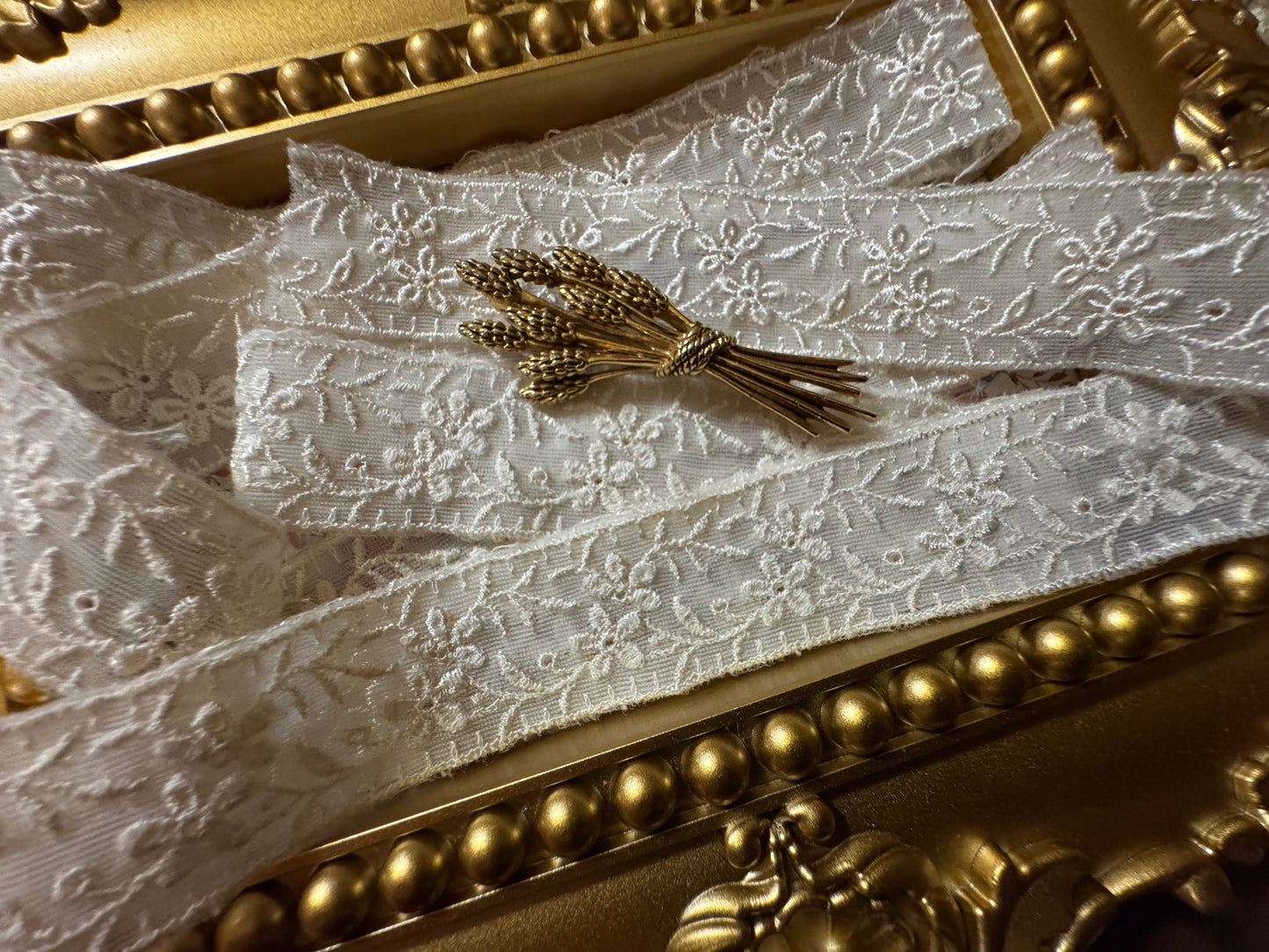 Vintage Gold-Tone Wheat Sheaf Brooch with Classic 1950s Elegance