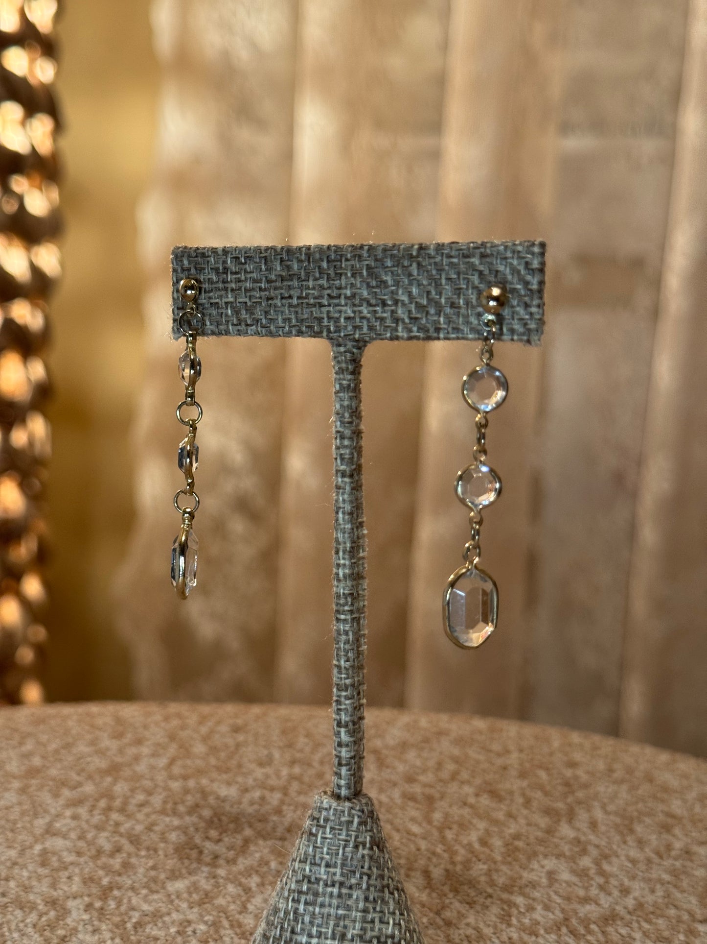 Gold-Tone Dangle Earrings with Clear Oval Stones – Vintage-Inspired Drop Style