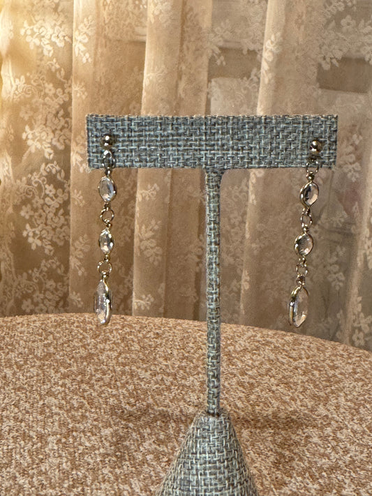 Gold-Tone Dangle Earrings with Clear Oval Stones – Vintage-Inspired Drop Style