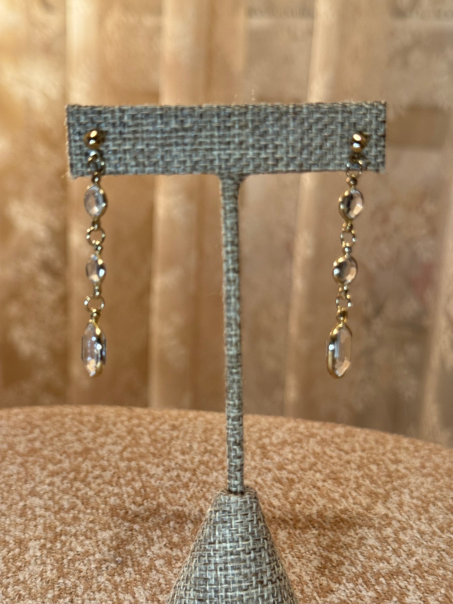 Gold-Tone Dangle Earrings with Clear Oval Stones – Vintage-Inspired Drop Style