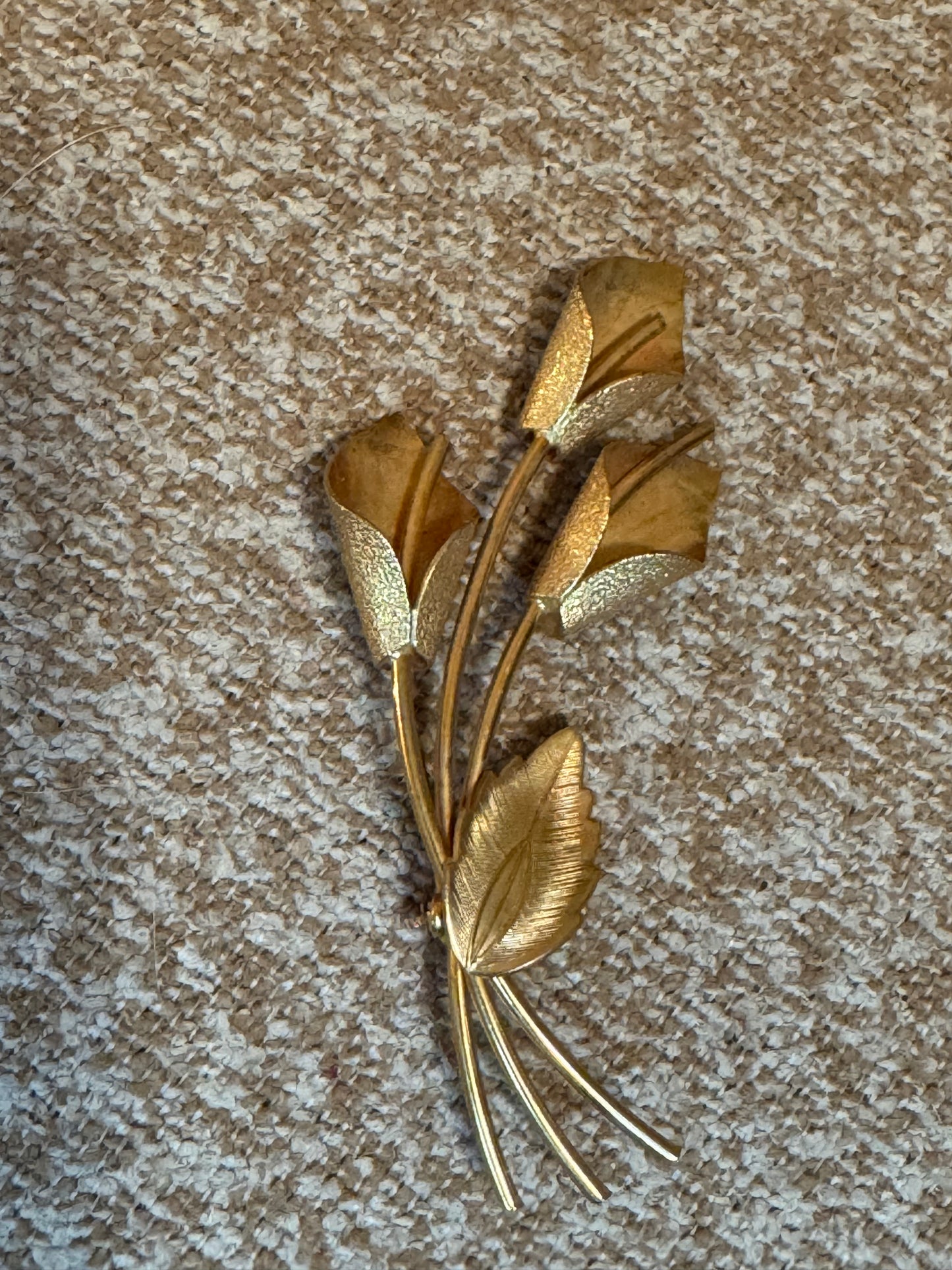 Vintage Gold-Tone Tulip Flower Brooch – Mid-Century Floral Design