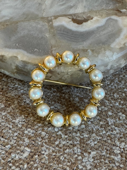 Vintage Faux Pearl Wreath Circle Brooch – Gold Tone
