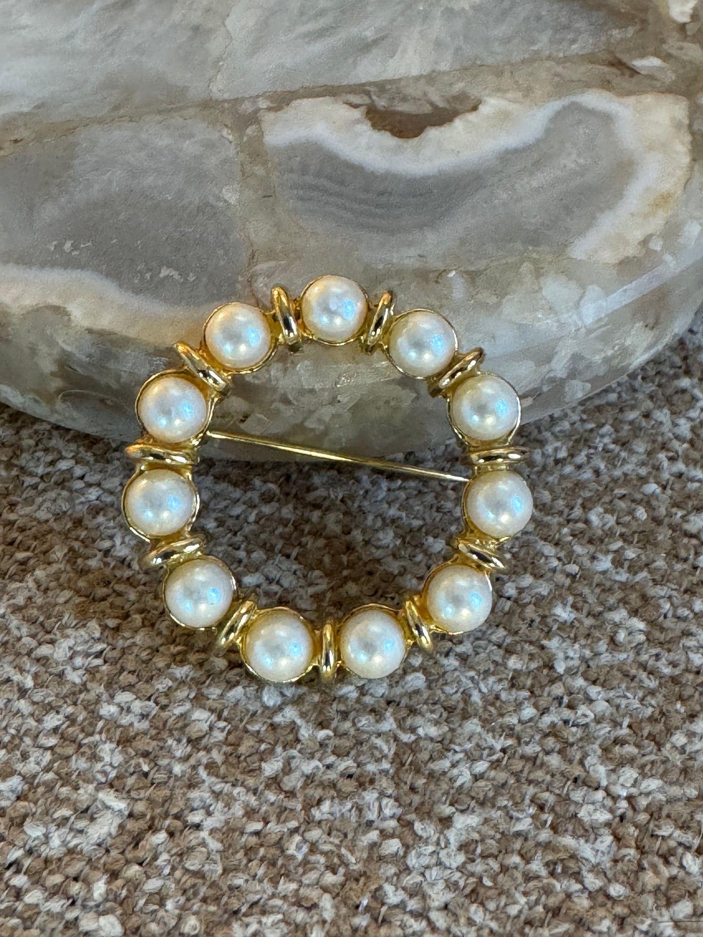 Vintage Faux Pearl Wreath Circle Brooch – Gold Tone