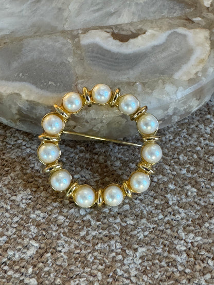 Vintage Faux Pearl Wreath Circle Brooch – Gold Tone