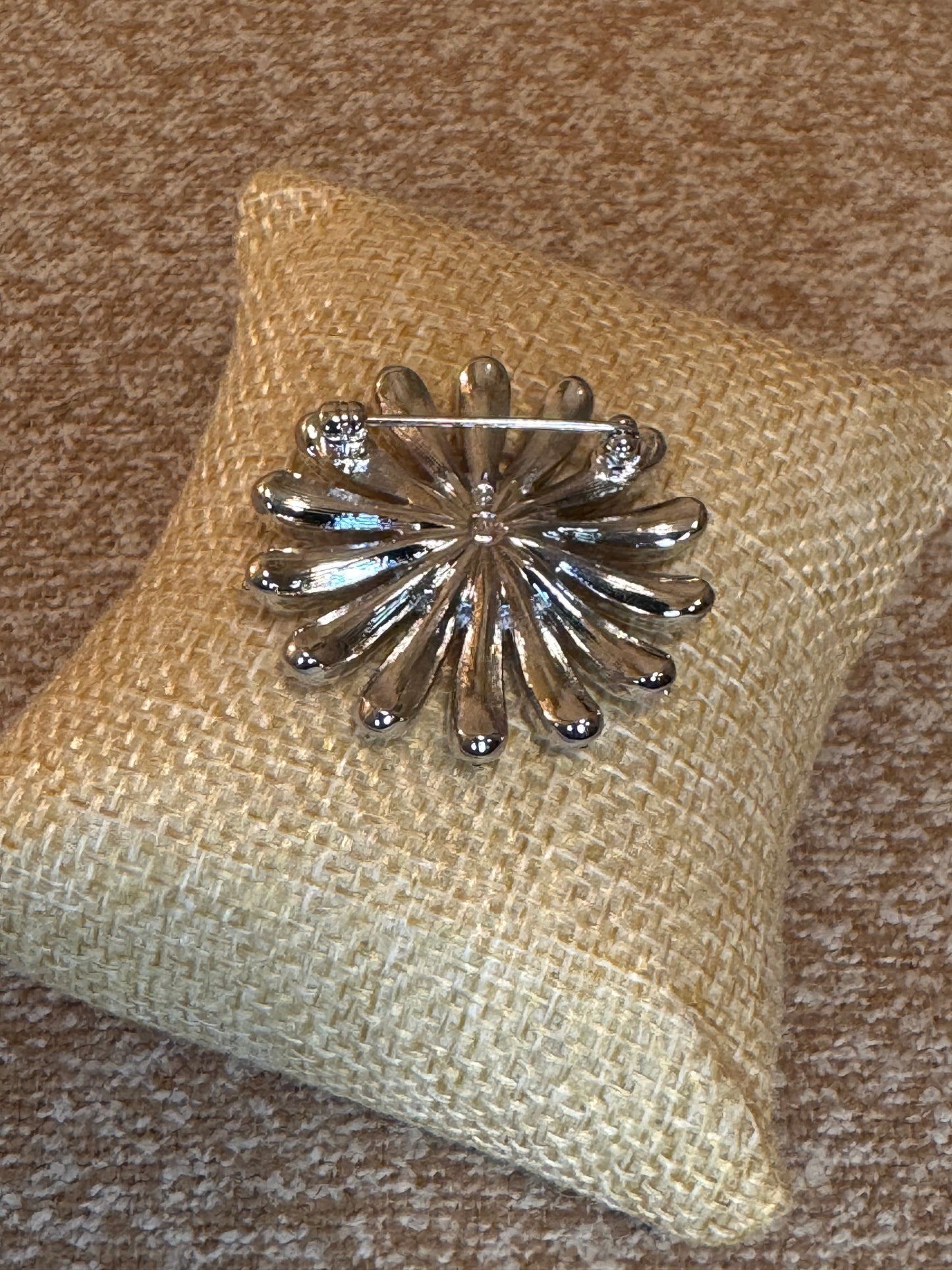 Vintage Signed Swarovski Crystal Daisy Brooch – Rhodium Finish with Pink Crystal Center, 14-Petal Floral Pin