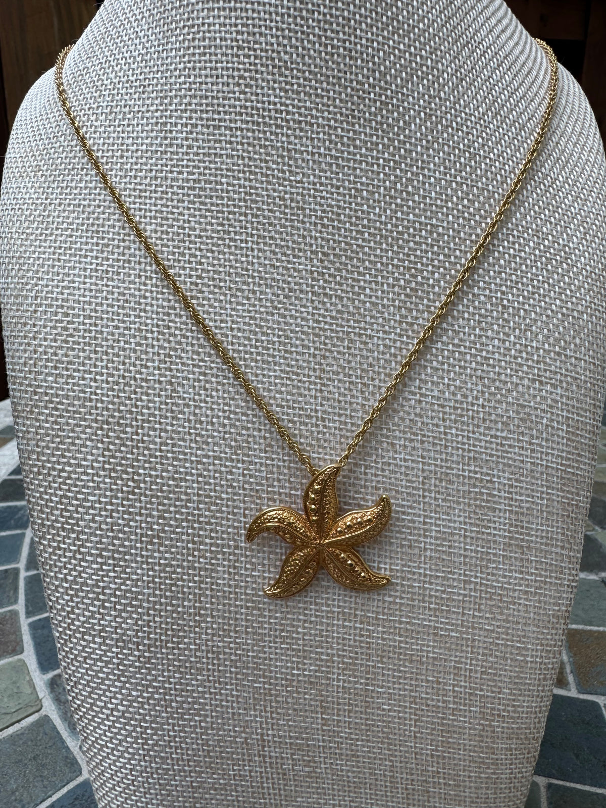Vintage 1980s Avon Textured Gold-Tone Starfish Pendant Necklace