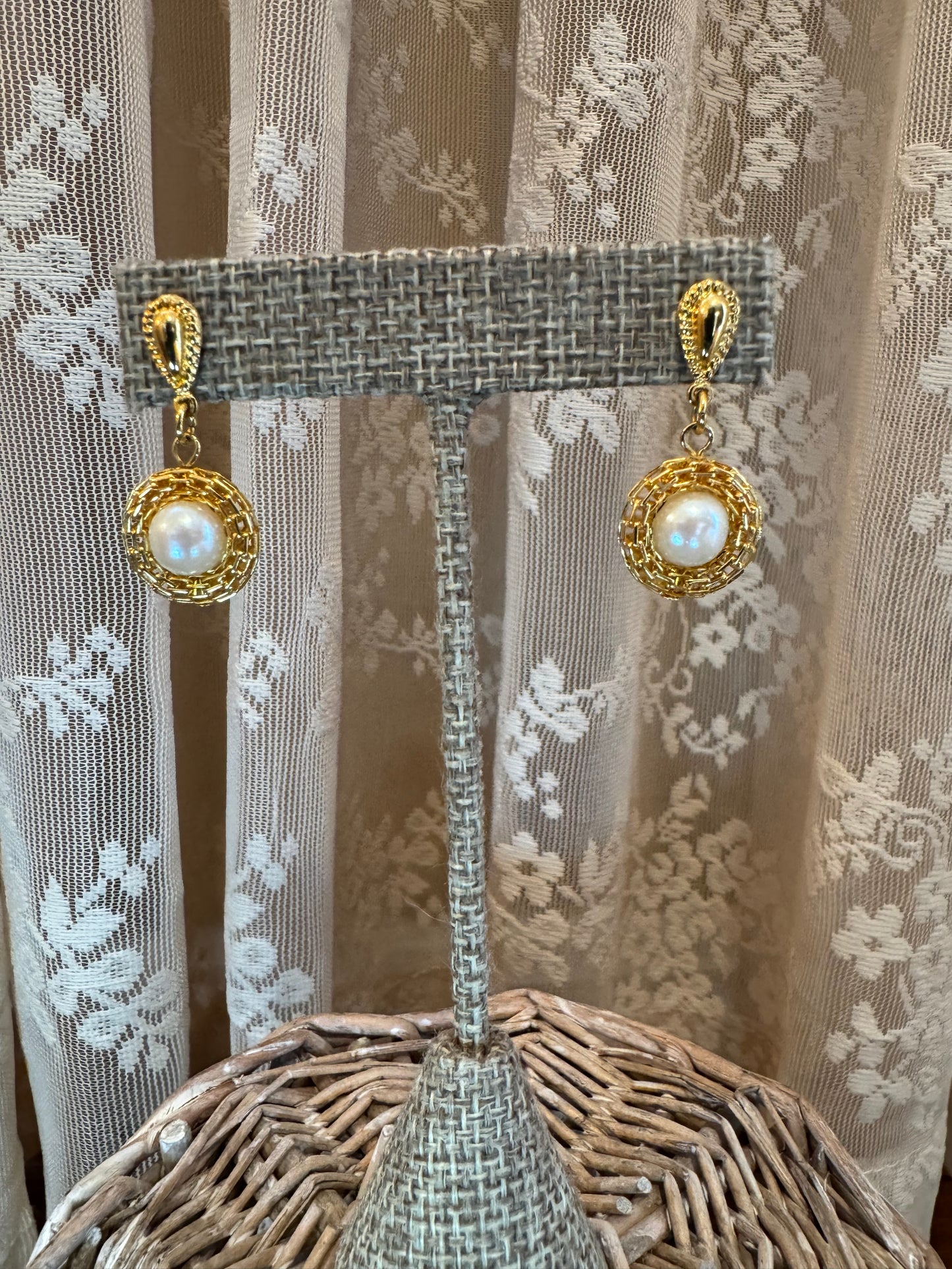 Vintage Inspired Double Strand Faux Pearl & Gold Tone Twisted Chain Necklace, Classic Retro Elegance