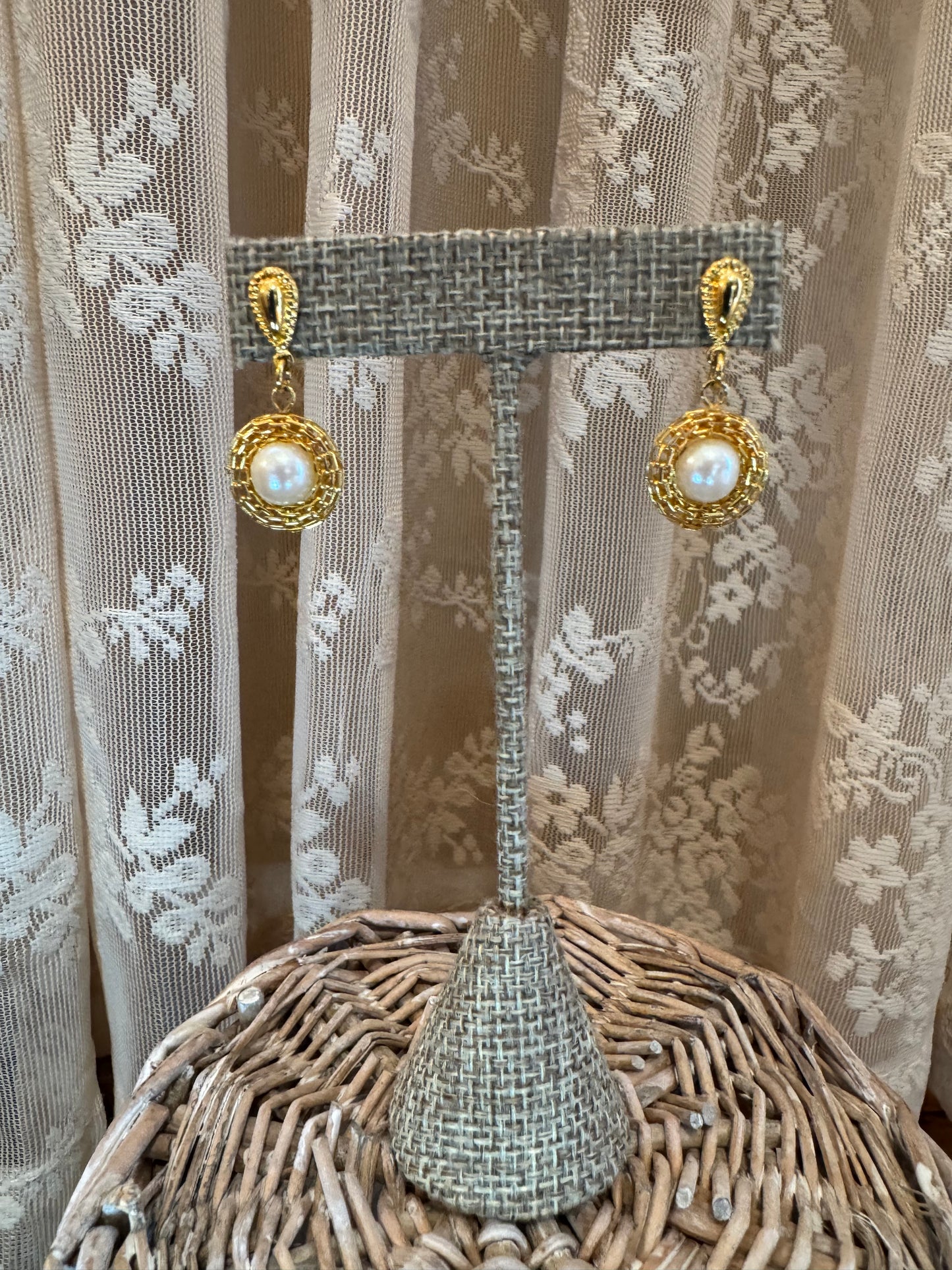 Vintage Inspired Double Strand Faux Pearl & Gold Tone Twisted Chain Necklace, Classic Retro Elegance