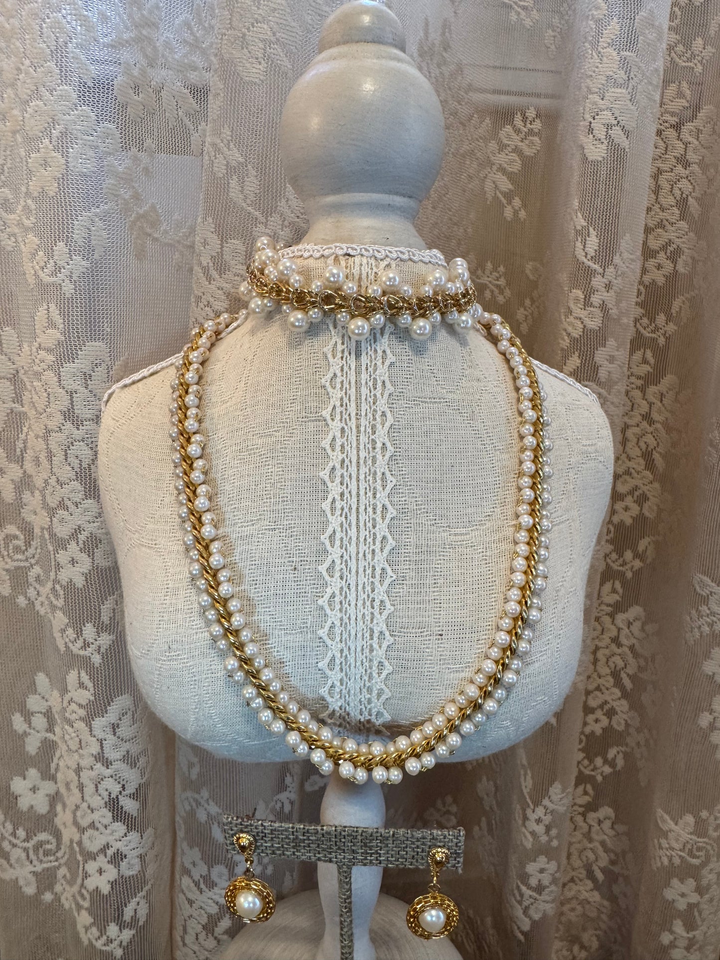 Vintage Inspired Double Strand Faux Pearl & Gold Tone Twisted Chain Necklace, Classic Retro Elegance