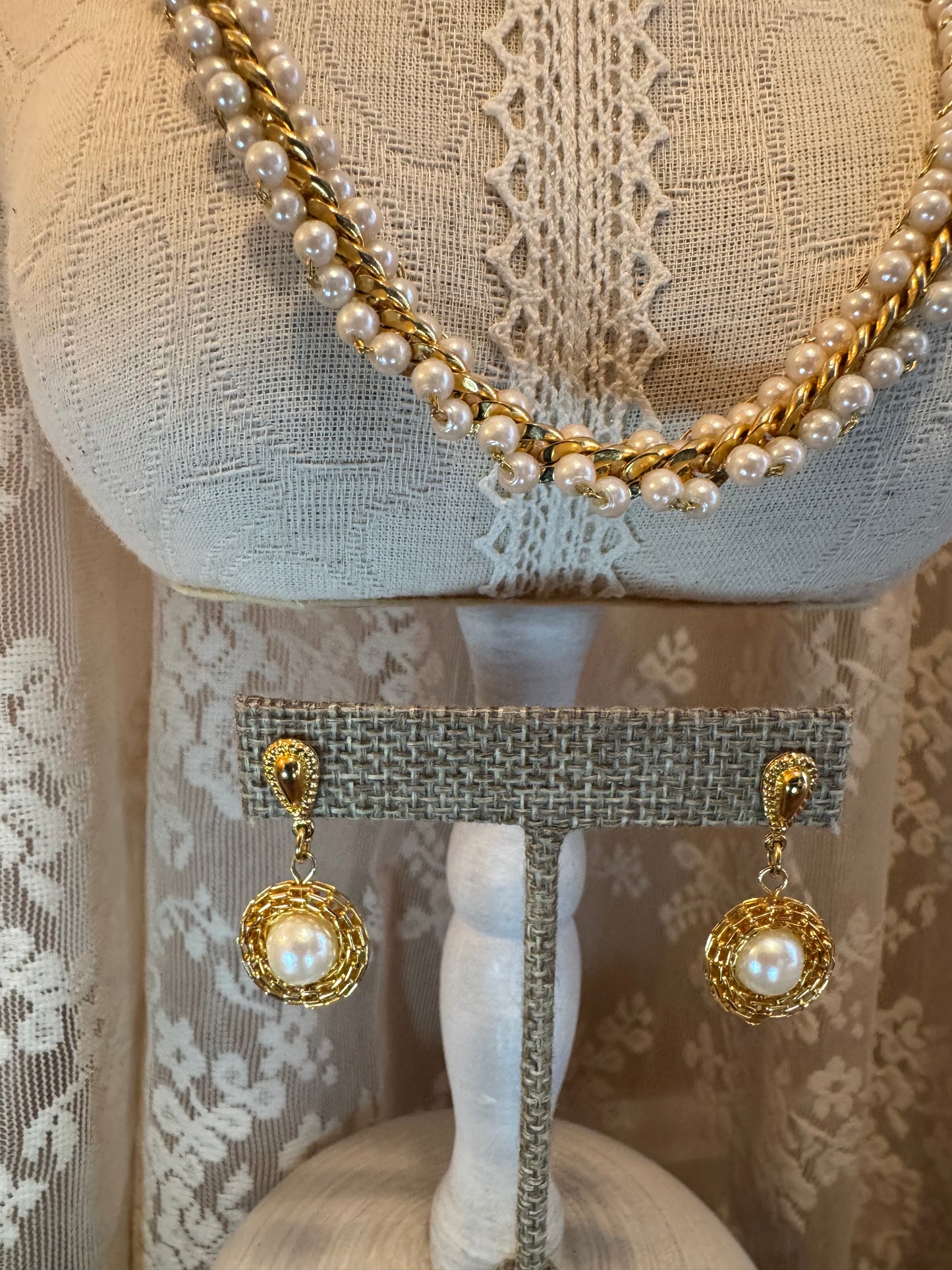 Vintage Inspired Double Strand Faux Pearl & Gold Tone Twisted Chain Necklace, Classic Retro Elegance
